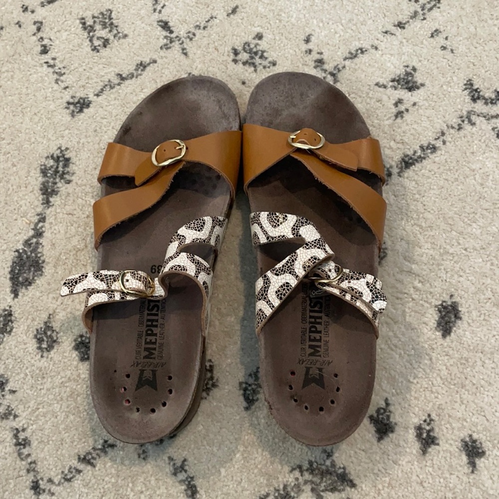 Footbed slip on shoes. Suede sole